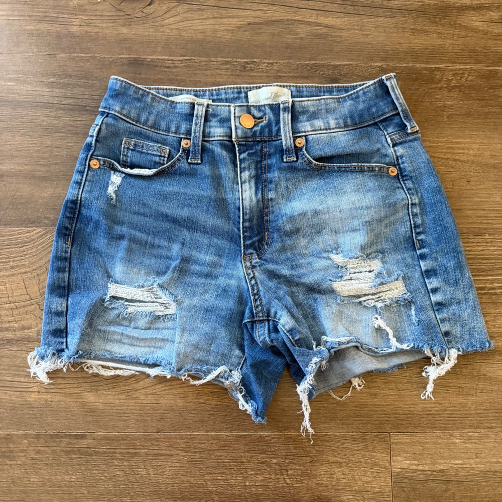 Universal Thread Denim Shorts Women 2/26 Blue High Rise‎ Midi Distressed Raw Hem